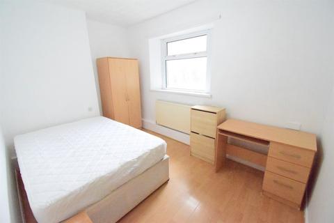 2 bedroom ground floor flat to rent, Cyril Crescent, Cardiff