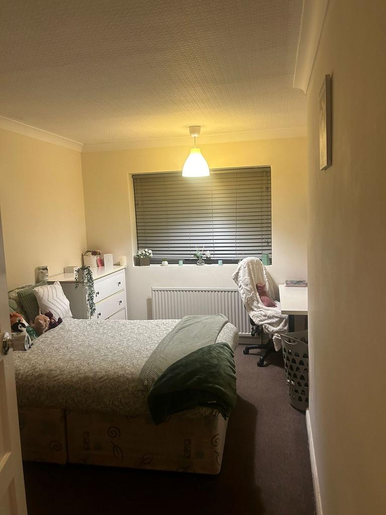 Cozy, neatly dressed double bedroom with a comf...