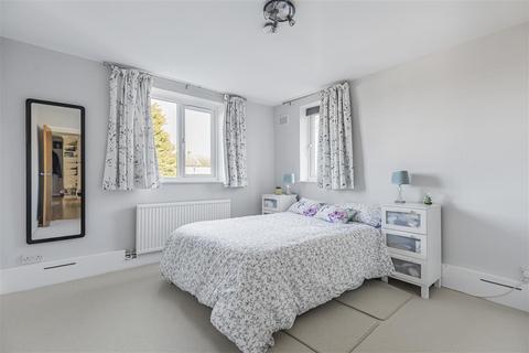 3 bedroom flat for sale, Nightingale Lane, SW12