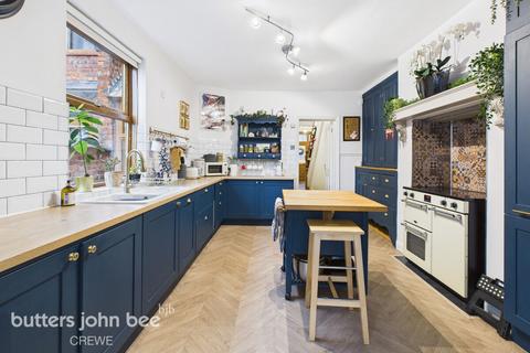 4 bedroom terraced house for sale, Gainsborough Road, Crewe