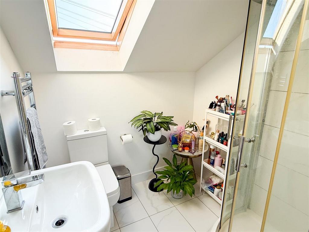 Shower room en suite