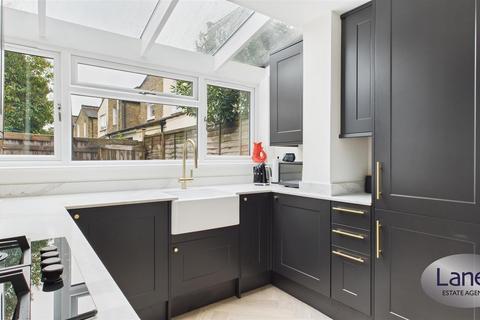 2 bedroom flat for sale, Haroldstone Road, London