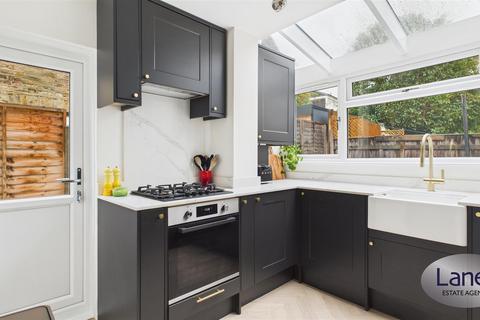 2 bedroom flat for sale, Haroldstone Road, London