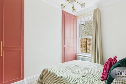 2 bedroom flat for sale, Haroldstone Road, London