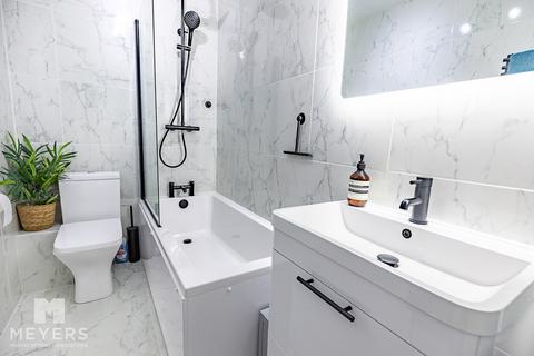 2 bedroom flat for sale, Avon Road West, Christchurch, BH23 2
