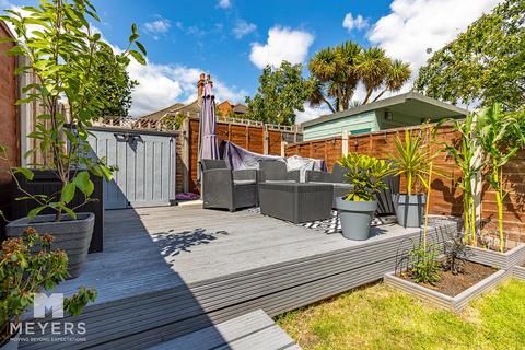 2 bedroom flat for sale, Avon Road West, Christchurch, BH23 2