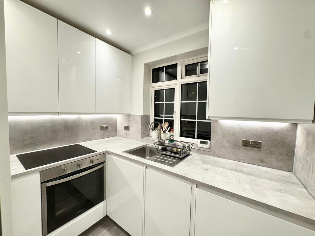 2 bed maisonette to rent Gomshall Gardens, London