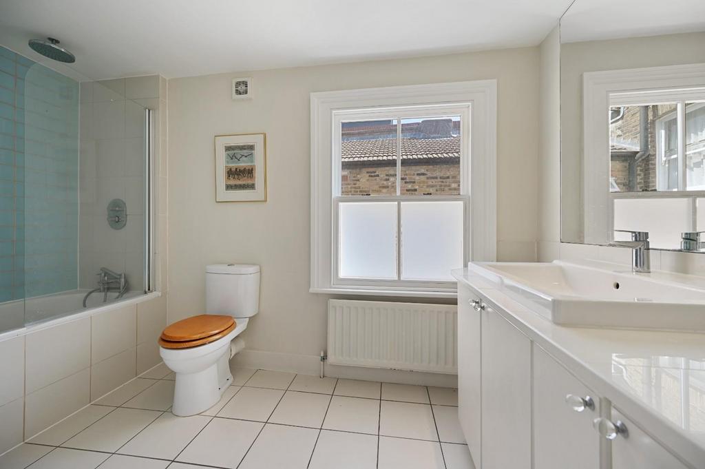 BCFBL -  Becklow Road - Bathroom (4).JPG
