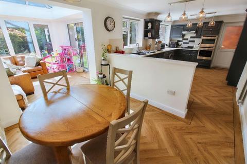 3 bedroom detached house to rent, Leasowe Drive, Wolverhampton