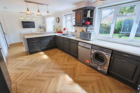 3 bedroom detached house to rent, Leasowe Drive, Wolverhampton