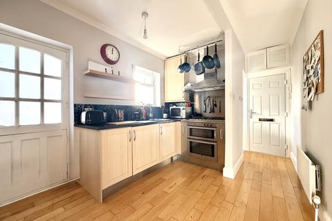 2 bedroom flat to rent, Second Cross Road, Twickenham TW2