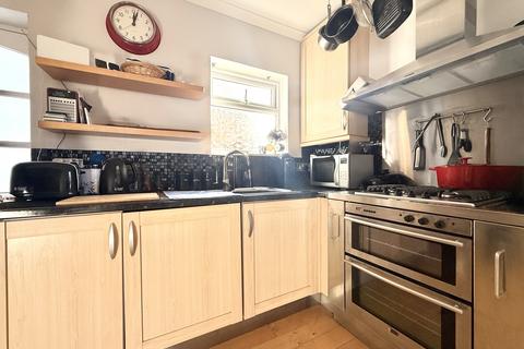 2 bedroom flat to rent, Second Cross Road, Twickenham TW2