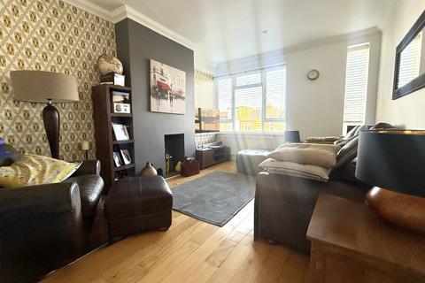 2 bedroom flat to rent, Second Cross Road, Twickenham TW2