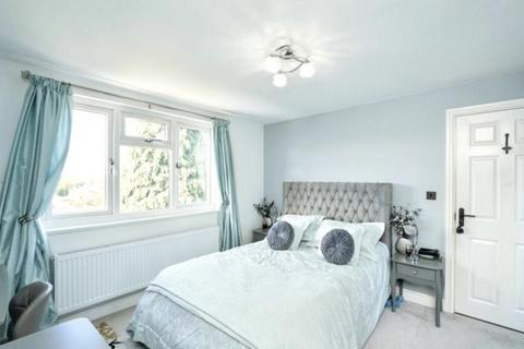4 bedroom terraced house to rent, Raynes Park, London, SW20