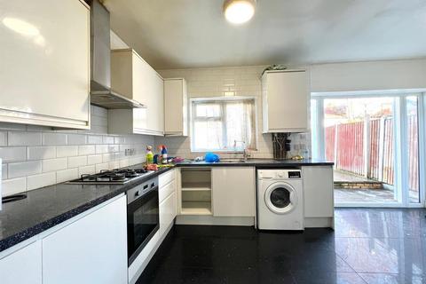 5 bedroom terraced house to rent, Rochdale Road, Walthamstow E17