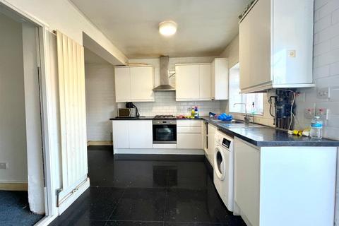 5 bedroom terraced house to rent, Rochdale Road, Walthamstow E17