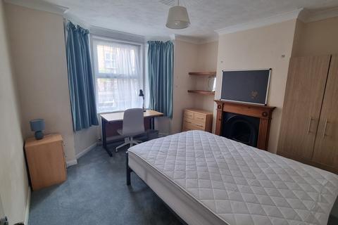 3 bedroom semi-detached house to rent, Walnut Tree Close, Guildford