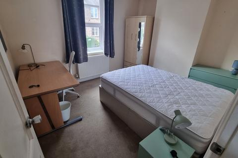 3 bedroom semi-detached house to rent, Walnut Tree Close, Guildford