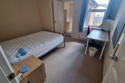 3 bedroom semi-detached house to rent, Walnut Tree Close, Guildford