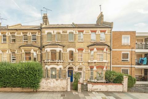 4 bedroom flat to rent, Ilminster Gardens, London SW11