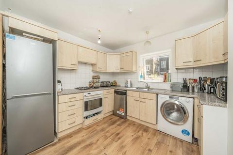 4 bedroom flat to rent, Ilminster Gardens, London SW11