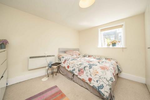 4 bedroom flat to rent, Ilminster Gardens, London SW11