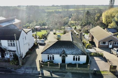 4 bedroom detached house to rent, Banbury Road, Brackley