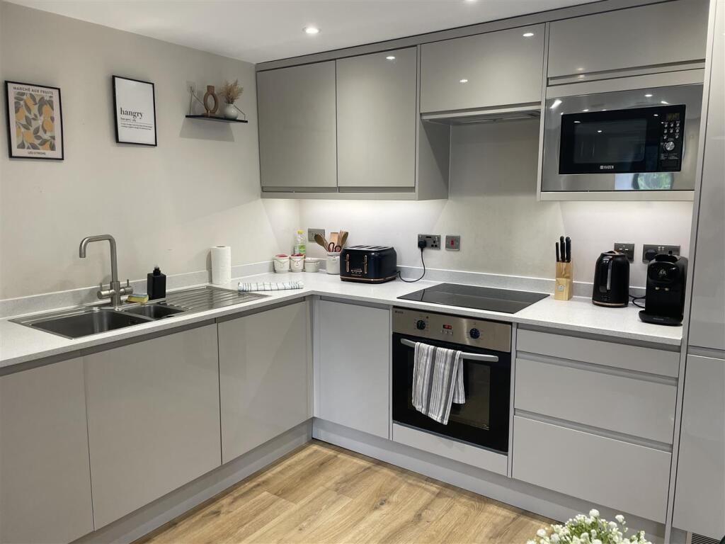 2 bed maisonette to rent Farningham Rd, London CR