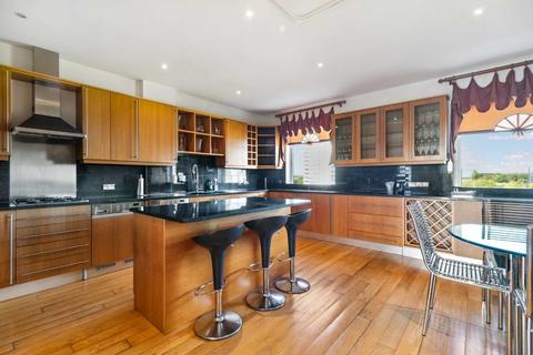 3 bedroom house for sale, Regatta Point, 38 Kew Bridge Road, Brentford, Middlesex