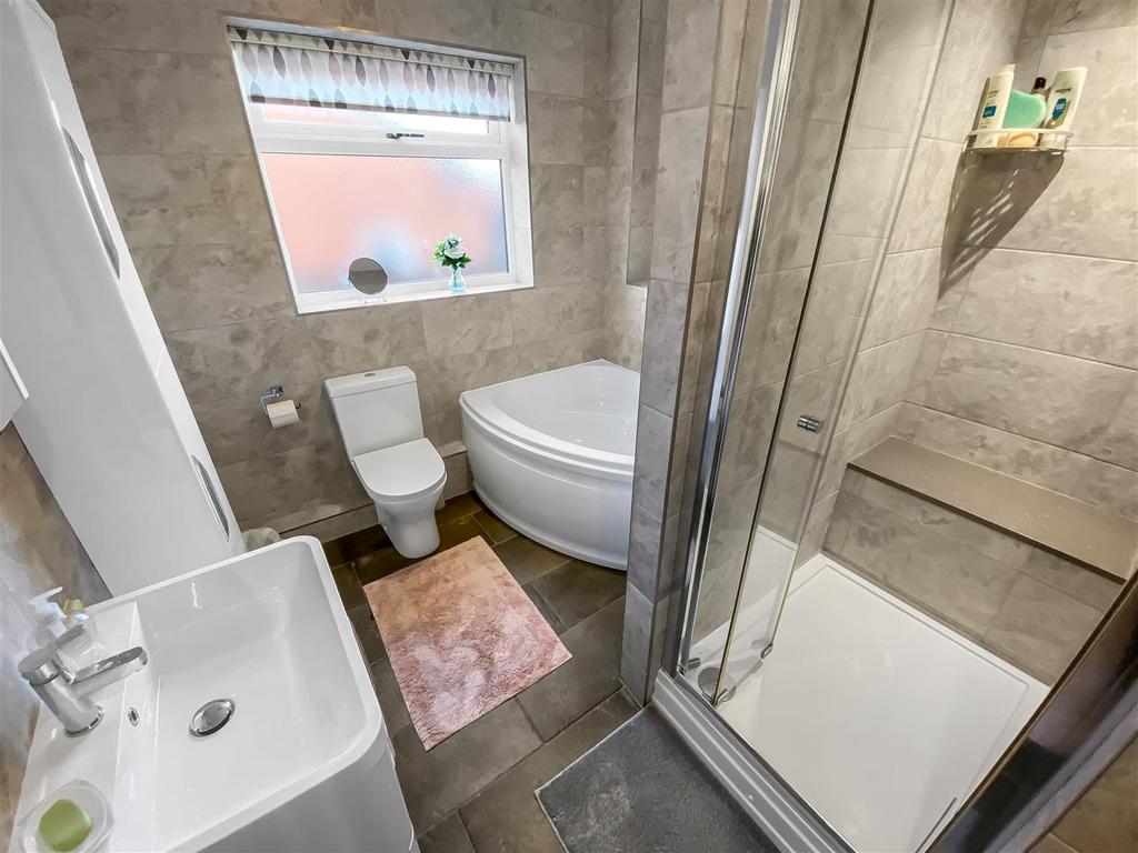 Bathroom (1).jpg