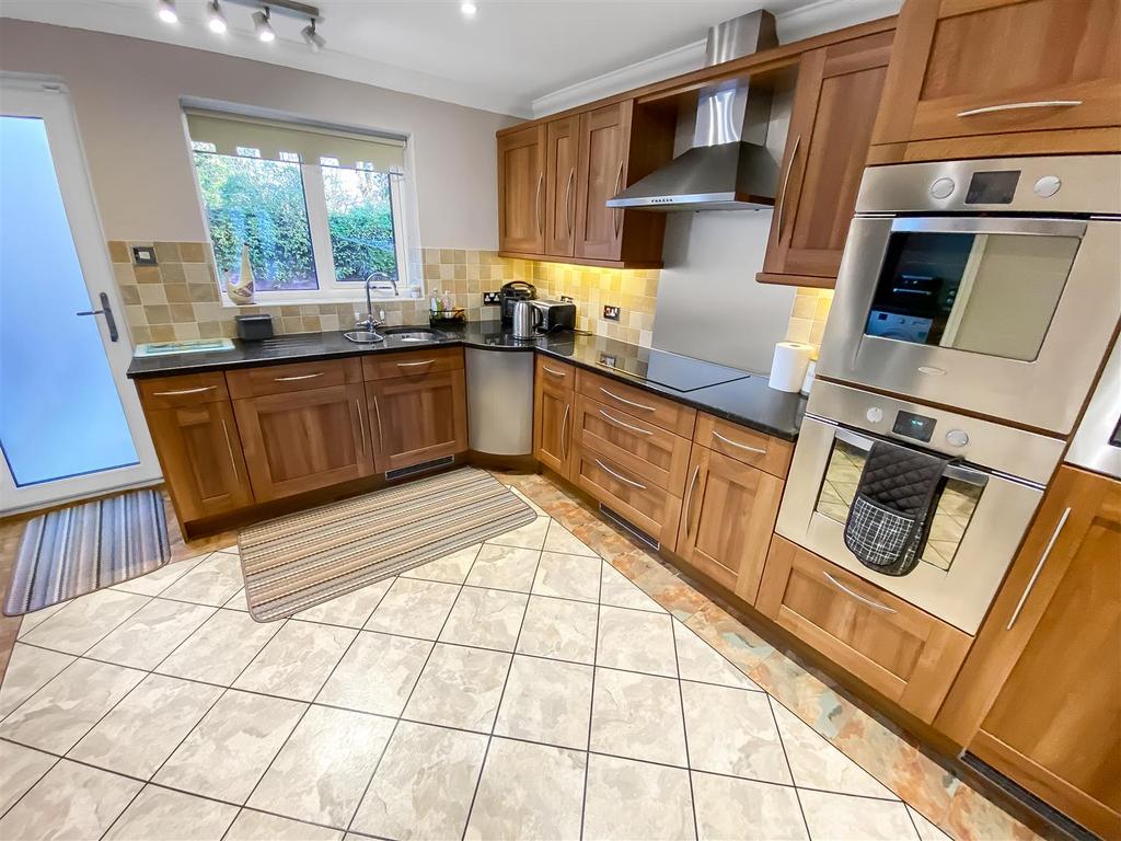 Kitchen (1).jpg