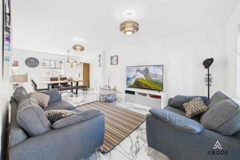 4 bedroom detached house for sale, Skylark Drive, Burton-On-Trent DE14