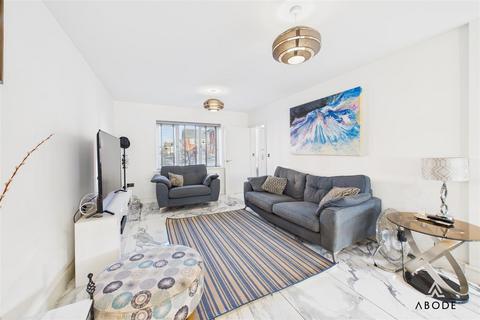 4 bedroom detached house for sale, Skylark Drive, Burton-On-Trent DE14