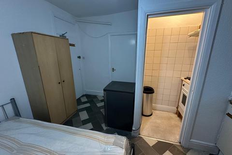 Studio to rent, Green Lanes, London N4