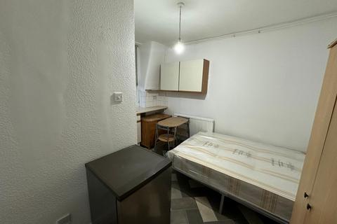 Studio to rent, Green Lanes, London N4