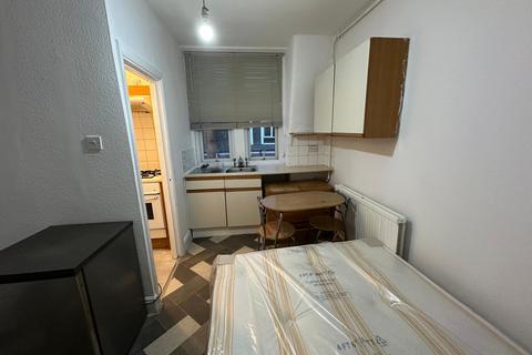 Studio to rent, Green Lanes, London N4