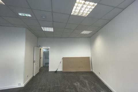 Retail property (high street) to rent, 31 Manor St Falkirk FK1 1NH