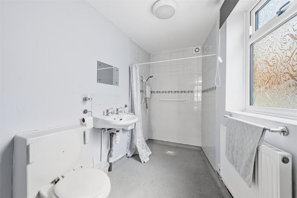 Bedroom One en-suite.jpg