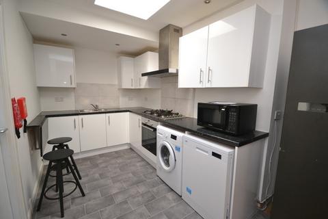 6 bedroom house share to rent, Teversal Avenue