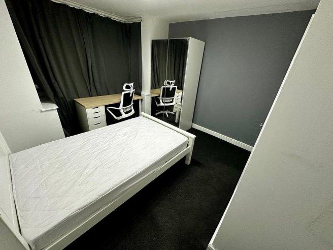 Queens-road-east-ng9-2gs-1018215
