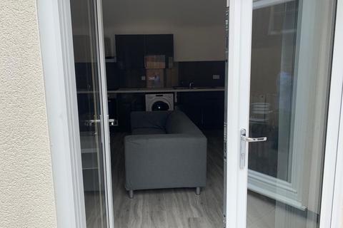 2 bedroom house share to rent, Henry Road