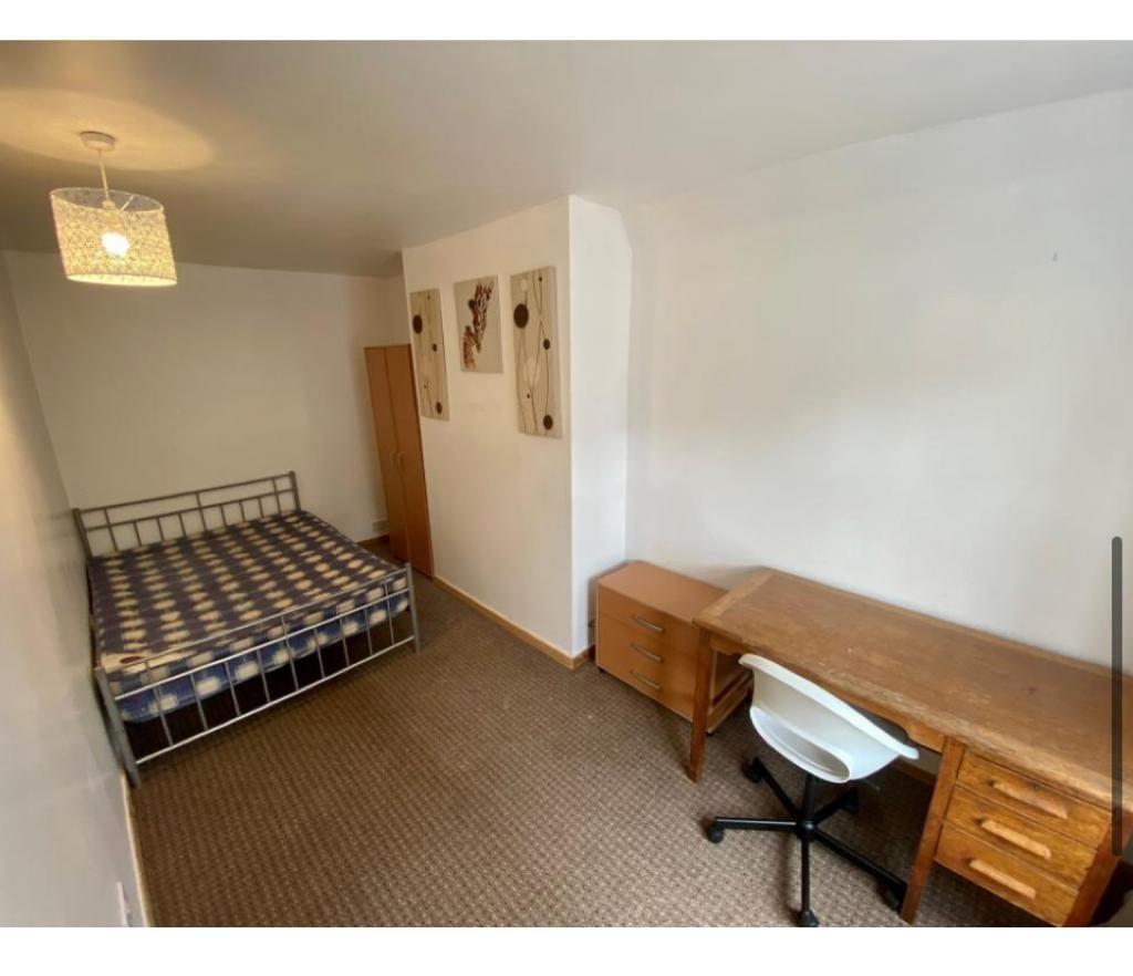 Charnock-avenue-ng8-1ae-1019081