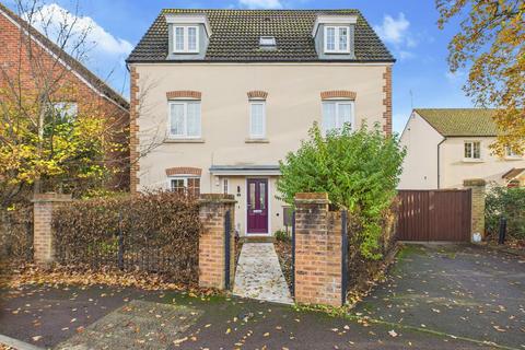 5 bedroom detached house for sale, Lyneham Drive, Quedgeley, Gloucester