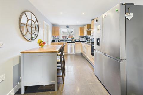 5 bedroom detached house for sale, Lyneham Drive, Quedgeley, Gloucester
