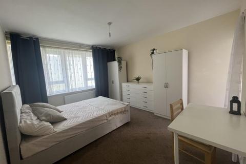 4 bedroom flat to rent, Watling Gardens
