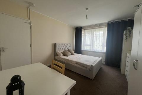 4 bedroom flat to rent, Watling Gardens