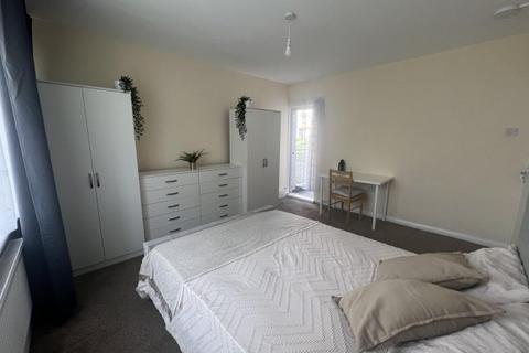 4 bedroom flat to rent, Watling Gardens