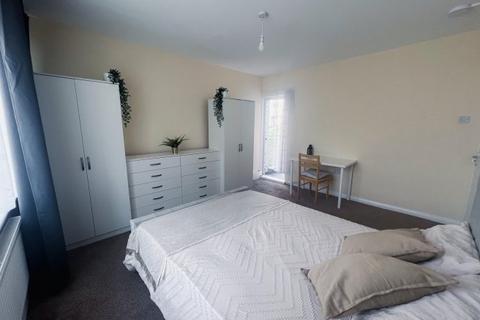 4 bedroom flat to rent, Watling Gardens