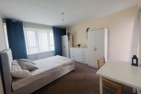 4 bedroom flat to rent, Watling Gardens