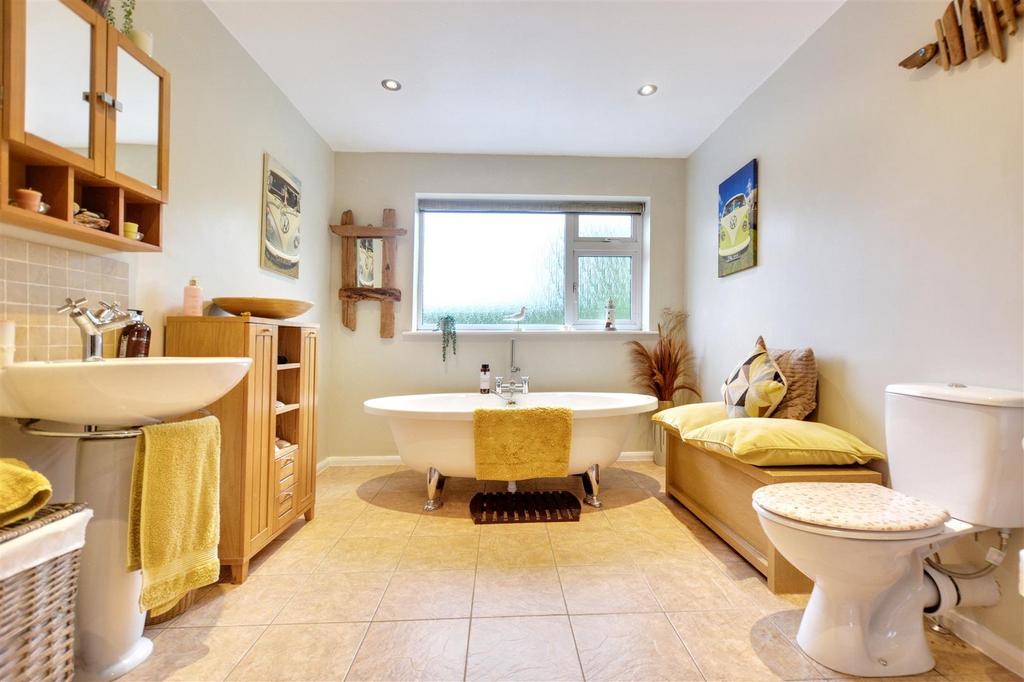 Bathroom 2.jpeg